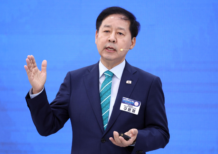 구윤철 부총리 겸 재정경제부 장관이 3일 경남 진주시에서 이재명 대통령 주재로 열린 영남권 첨단산업 발전비전 국민보고회에서 정부 지원방안을 발표하고 있다. 연합뉴스