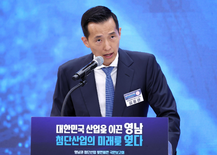 김동관 한화그룹 부회장이 3일 경남 진주시에서 이재명 대통령 주재로 열린 영남권 첨단산업 발전비전 국민보고회에서 투자계획을 발표하고 있다. 연합뉴스