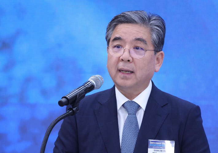 장재훈 현대차그룹 부회장이 3일 경남 진주시에서 이재명 대통령 주재로 열린 영남권 첨단산업 발전비전 국민보고회에서 투자계획을 발표하고 있다. 연합뉴스