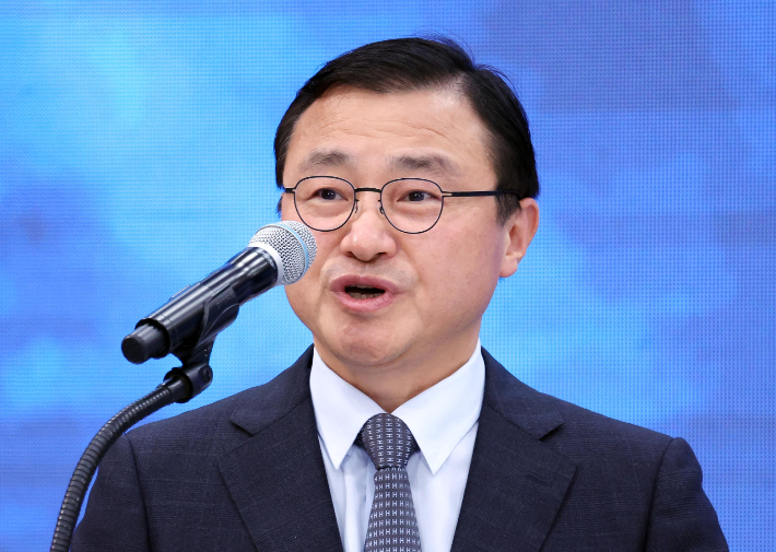 노태문 삼성전자 대표이사 사장이 3일 경남 진주시에서 이재명 대통령 주재로 열린 영남권 첨단산업 발전비전 국민보고회에서 투자계획을 발표하고 있다. 연합뉴스