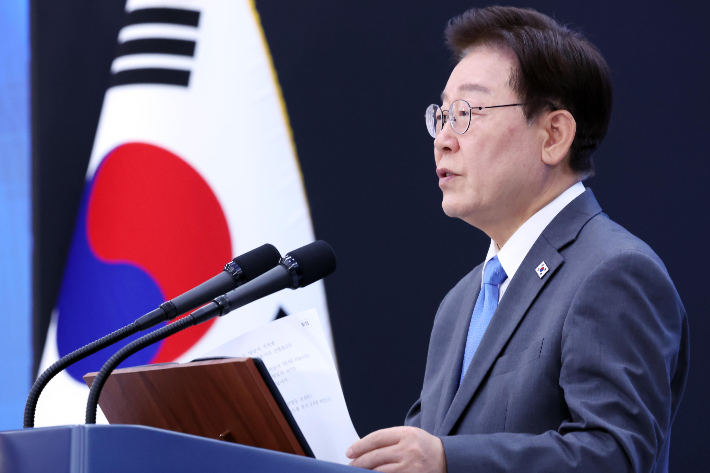 이재명 대통령이 3일 경남 진주시에서 열린 영남권 첨단산업 발전비전 국민보고회에서 축사를 하고 있다. 연합뉴스