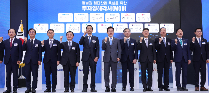 이재명 대통령이 3일 경남 진주시에서 열린 영남권 첨단산업 발전비전 국민보고회에서 투자협약식이 끝난 뒤 참석자들과 기념촬영을 하고 있다. 연합뉴스