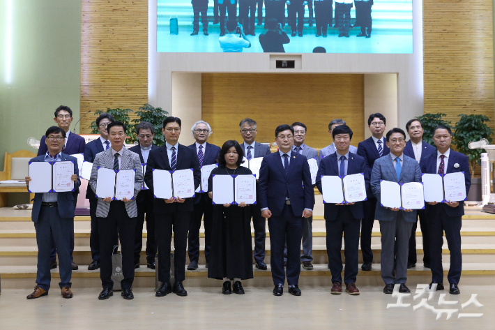 2026년 광복절 연합예배 특별위원장들이 기념촬영을 하고 있다. 최화랑 기자