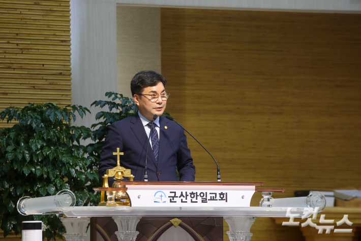 전북특별자치도기독교총연합회 대표회장 고영완목사가 광복절 연합예배 의미를 설명하며 인사말을 전하고 있다. 최화랑 기자