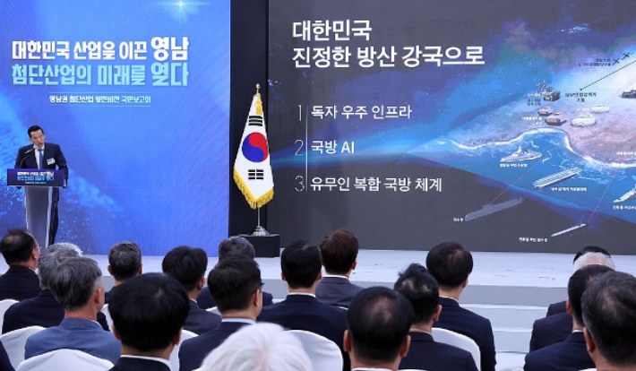 김동관 한화그룹 부회장이 3일 경남 진주시에서 이재명 대통령 주재로 열린 영남권 첨단산업 발전비전 국민보고회에서 투자계획을 발표하고 있다. 연합뉴스