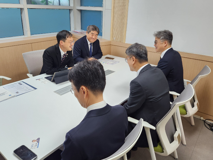 김 시장은 영남권 첨단산업 발전비전 국민보고회에 앞서 SK텔레콤 정재헌 사장과 만나 울산 AI 데이터센터 투자계획에 대해 청취했다. 울산시 제공
