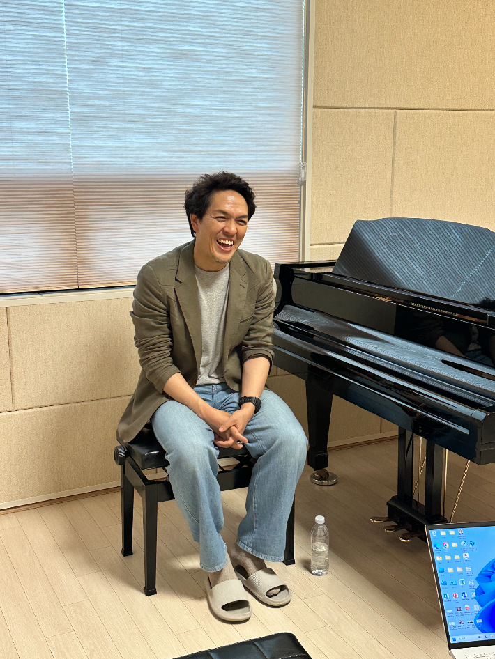 '춤추는 지휘자'로 유명한 백윤학 지휘자가 IBK TOGETHER 오케스트라의 지휘를 맡았다. IBK기업은행 제공 