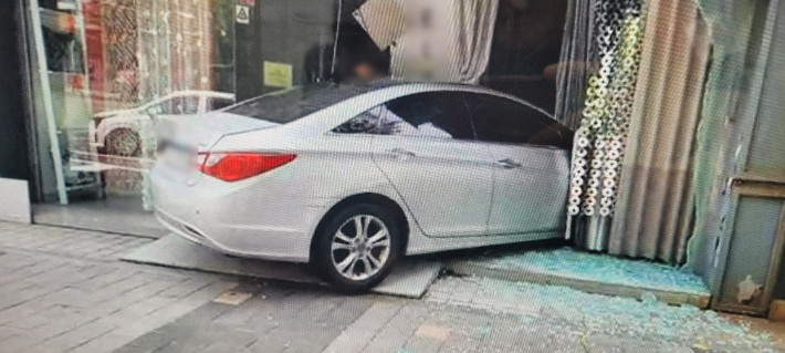 3일 부산 해운대구 좌동순환로 인근을 달리던 승용차가 상가 건물로 돌진했다. 부산경찰청 제공 