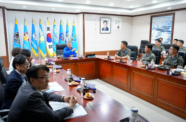 민형배 전남광주통합특별시장은 지난 2일 반도체 산업의 핵심 기반인 전력·용수 공급 체계를 점검한 데 이어 3일 광주 군공항과 미래차국가산업단지 예정부지, 광주연구개발특구 첨단3지구를 차례로 방문했다. 광주특별시 제공