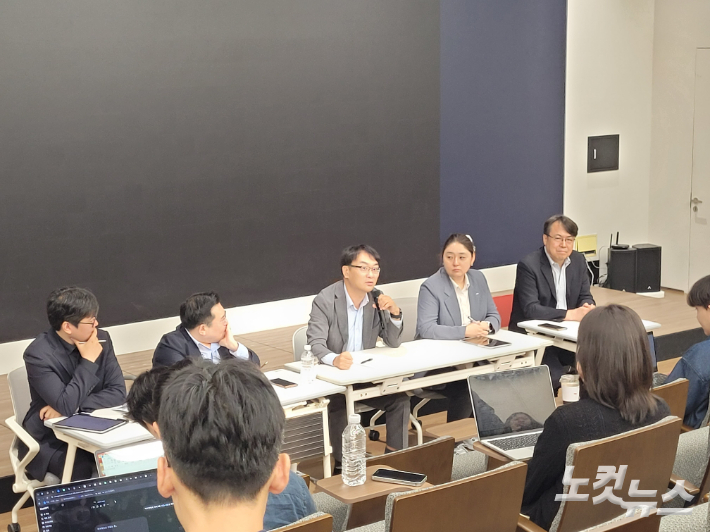 지난 1일 서울 광화문 KT West빌딩에서 취재진 질의에 답변하는 이도규 과기부 정보통신정책실장. 김기용 기자