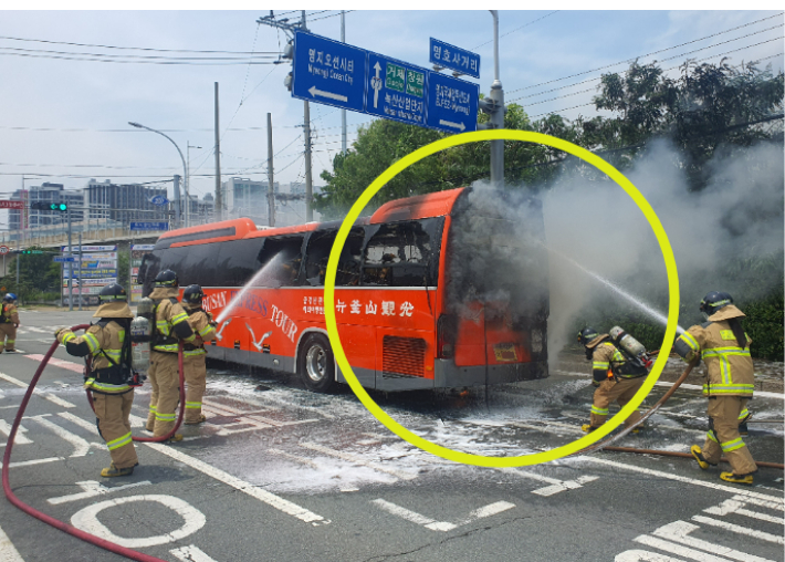 3일 부산 강서구 르노삼성대로 명호사거리 인근 도로를 달리던 통근버스에서 불이 나 소방대원들이 진화 작업을 벌이고 있다. 부산소방재난본부 제공 