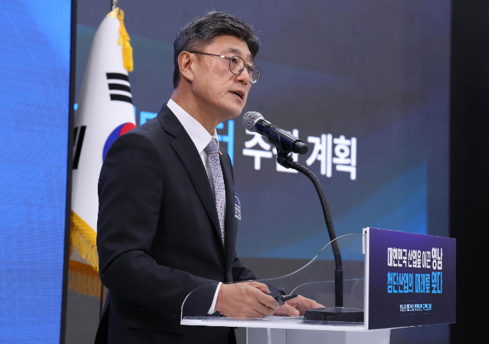 정재헌 SK텔레콤 대표이사 사장이 3일 경남 진주시에서 이재명 대통령 주재로 열린 영남권 첨단산업 발전비전 국민보고회에서 투자계획을 발표하고 있다. 연합뉴스