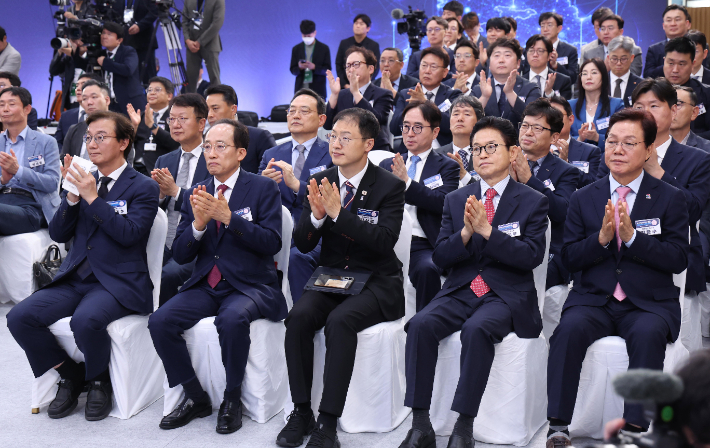 첨단산업 발전비전 국민보고회 참석한 전재수 부산시장과 영남권 시도지사. 연합뉴스