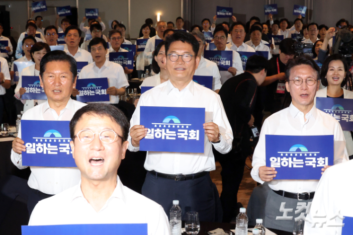 더불어민주당 정청래 전 대표와 송영길 의원, 김민석 전 총리가 3일 서울 용산구 서울드래곤시티호텔에서 열린 제22대 후반기 국회 대비 국회의원 워크숍에서 피켓을 들고 구호를 외치고 있다. 윤창원 기자