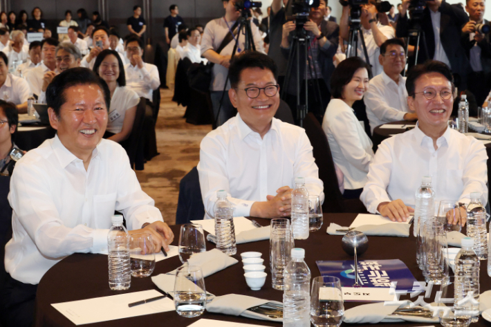 더불어민주당 정청래 전 대표와 송영길 의원, 김민석 전 총리가 3일 서울 용산구 서울드래곤시티호텔에서 열린 제22대 후반기 국회 대비 국회의원 워크숍에 참석해 밝은 표정으로 대화를 하고 있다. 윤창원 기자