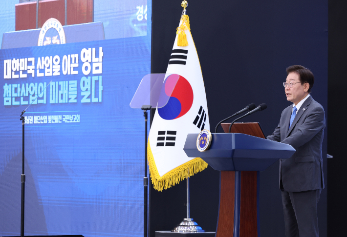 영남권 첨단산업 발전비전 국민보고회, 축사하는 이재명 대통령     (진주=연합뉴스) 김도훈 기자 = 이재명 대통령이 3일 경남 진주시에서 열린 영남권 첨단산업 발전비전 국민보고회에서 축사를 하고 있다. 2026.7.3 [청와대통신사진기자단]     superdoo82@yna.co.kr (끝)   <저작권자(c) 연합뉴스, 무단 전재-재배포, AI 학습 및 활용 금지> 연합뉴스
