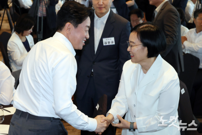 3일 서울 용산구 서울드래곤시티호텔에서 열린 더불어민주당 제22대 후반기 국회 대비 국회의원 워크숍에 참석한 강훈식 대통령 비서실장과 한성숙 국무총리가 인사를 하고 있다. 윤창원 기자
