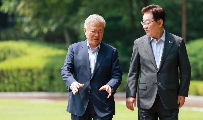 이재명 대통령과 문재인 전 대통령이 1일 청와대에서 대화하며 오찬장인 상춘재로 이동하고 있다.  연합뉴스