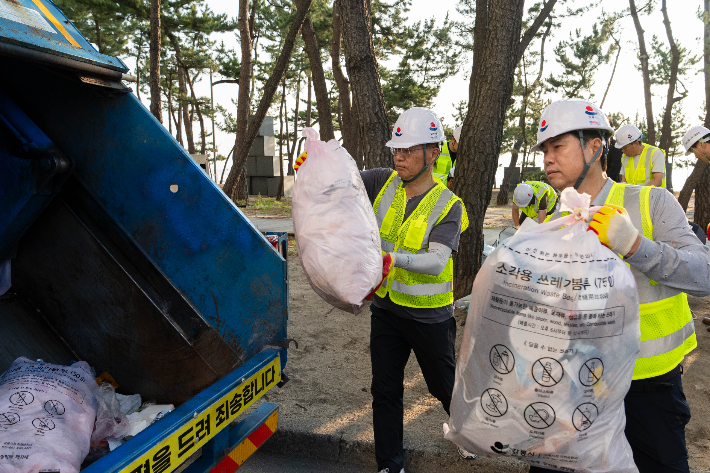 김중남 강릉시장과 허병관 강릉시의장이 4일 경포해수욕장 개장을 맞아 이른 새벽 첫 민생 행보로 생활쓰레기 수거 현장을 찾았다. 강릉시 제공