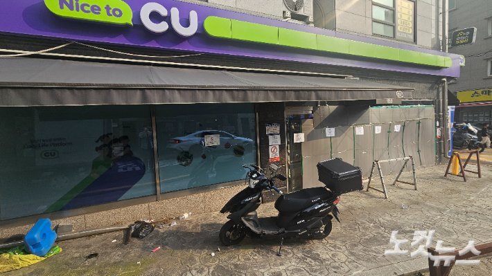 4일 오전 서울 금천구 독산동에서 경사로에 세워둔 트럭이 미끄러지며 돌진해 4명이 다친 사고가 발생했다. 사고 충격으로 외벽이 파손된 편의점은 이날부터 임시 휴업에 들어갔다. 김창훈 수습기자