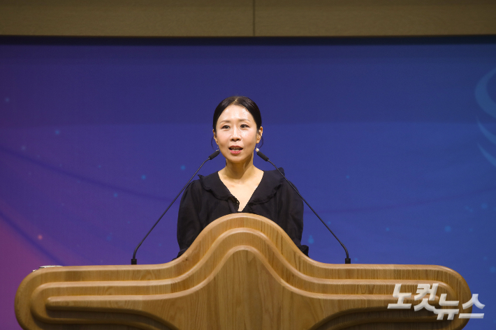 방송인 정선희 집사가 하나님의 은혜로 변화된 삶을 간증하고 있다. 최화랑 기자