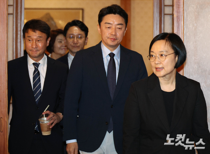 5일 서울 삼청동 국무총리 서울공관에서 열린 고위당정협의회에서 한성숙 국무총리와 강훈식 대통령비서실장, 한병도 더불어민주당 대표 직무대행 겸 원내대표가 기념촬영을 마치고 회의장으로 이동하고 있다. 윤창원 기자