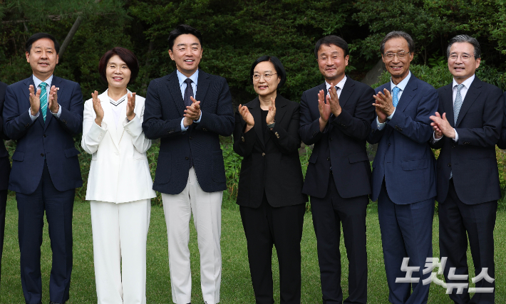 5일 서울 삼청동 국무총리 서울공관에서 열린 고위당정협의회에 앞서 한성숙 국무총리와 한병도 더불어민주당 대표 직무대행 겸 원내대표, 강훈식 대통령비서실장, 구윤철 경제부총리 겸 재정경제부 장관, 김용범 대통령실 정책실장 등 참석자들이 기념촬영을 하고 있다. 윤창원 기자