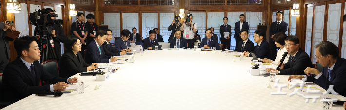 5일 서울 삼청동 국무총리 서울공관에서 열린 고위당정협의회에서 한병도 더불어민주당 대표 직무대행 겸 원내대표가 발언을 하고 있다. 윤창원 기자