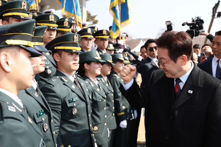 이재명 대통령이 지난 2월 20일 충남 계룡대 대연병장에서 열린 육·해·공군 사관학교 통합임관식에서 신임 장교들을 격려하고 있다. 연합뉴스