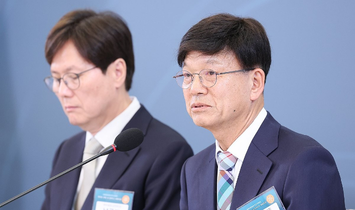 이병태 규제합리화위원회 부위원장(우측). 연합뉴스