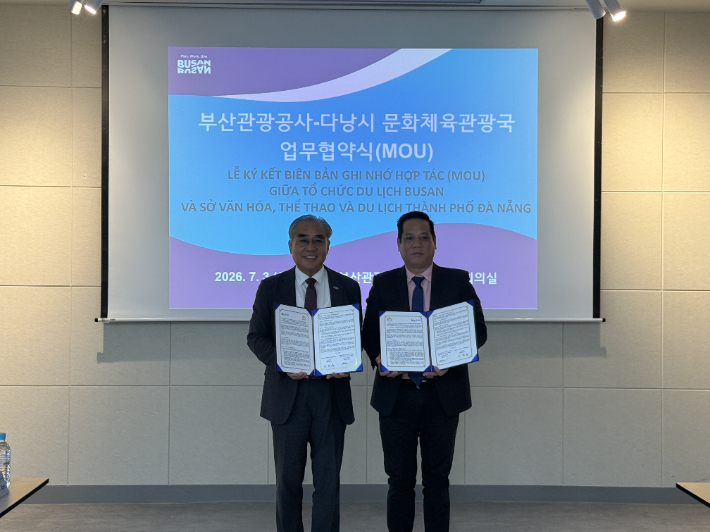 이정실 부산관광공사 사장(왼쪽)과 반바선 다낭시 문화체육관광국 부국장(오른쪽)이 협약서에 서명했다. 부산관광공사 제공