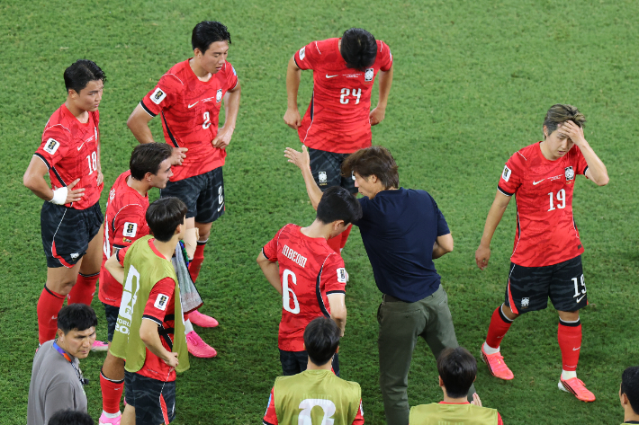 2026 북중미 월드컵 A조 3차전 한국과 남아프리카공화국의 경기. 홍명보 감독이 후반 하이드레이션 타임 때 전술을 지시하고 있다. 연합뉴스 