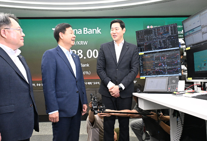 구윤철(가운데) 부총리 겸 재정경제부 장관이 7월 6일 24시간 외환시장 개장 계기 일환으로 서울 중구 하나은행 본점 딜링룸을 방문해 관계자의 설명을 듣고 있다. 재정경제부 제공