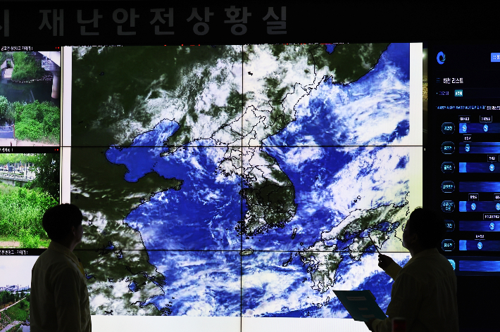장마 호우 대비하는 재난안전상황실 근무자들. 연합뉴스   <저작권자(c) 연합뉴스, 무단 전재-재배포, AI 학습 및 활용 금지> 연합뉴스