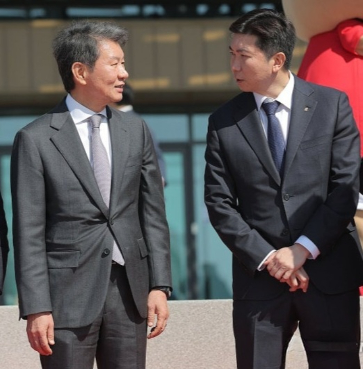 지난 4월 7일 충남 천안 코리아풋볼파크에서 열린 공식 개관식에서 정몽규 대한축구협회장과 유승민 대한체육회장(사진 오른쪽)이 대화를 나누고 있다. 연합뉴스