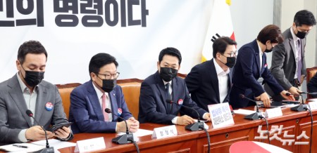 검은 마스크 착용한 장동혁 대표와 지도부