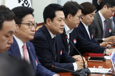 최고위원회의 발언하는 장동혁 대표