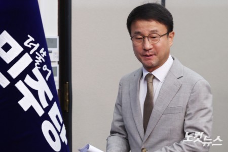 더불어민주당 한병도 당대표 직무대행 겸 원내대표가  6일 서울 여의도 국회에서 열린 최고위원회의에 참석하고 있다.