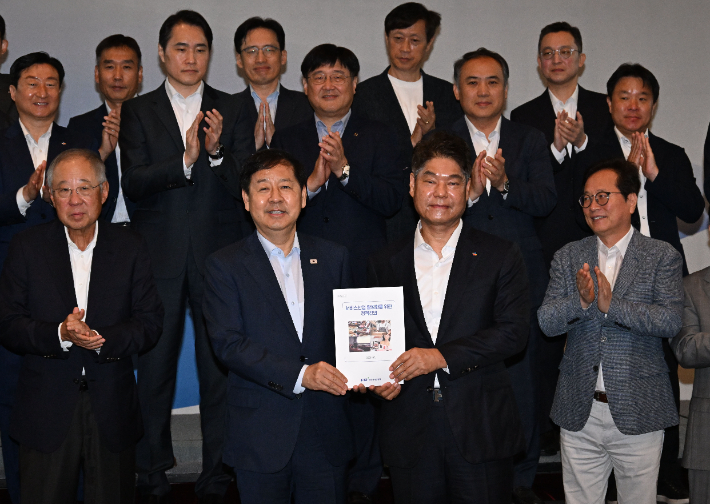 구윤철(앞줄 왼쪽 두 번째) 부총리 겸 재정경제부 장관이 6일 서울 중구 웨스틴조선호텔에서 열린 민관합동 '서비스산업 경쟁력 강화 TF 2차회의'에서 정책건의 사항을 전달 받고 있다. 재정경제부 제공