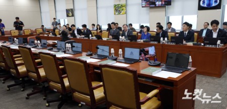6일 서울 여의도 국회 과학기술정보방송통신위원회 제1차 전체회의에가 야당인 국민의힘 의원들이 불참한 가운데 열리고 있다.