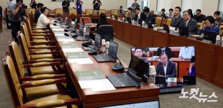 6일 서울 여의도 국회 과학기술정보방송통신위원회 제1차 전체회의에가 야당인 국민의힘 의원들이 불참한 가운데 열리고 있다.