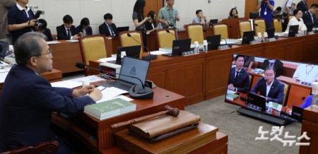 6일 서울 여의도 국회 과학기술정보방송통신위원회 제1차 전체회의에가 야당인 국민의힘 의원들이 불참한 가운데 열리고 있다.