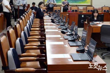 6일 서울 여의도 국회 정무위원회 제1차 전체회의에가 야당인 국민의힘 의원들이 불참한 가운데 열리고 있다.