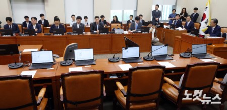 6일 서울 여의도 국회 정무위원회 제1차 전체회의에가 야당인 국민의힘 의원들이 불참한 가운데 열리고 있다.