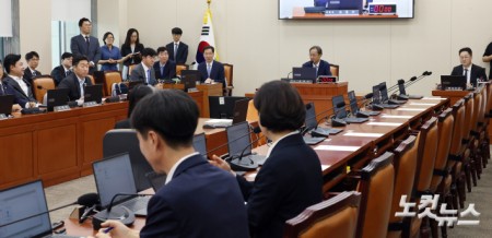 6일 서울 여의도 국회 정무위원회 제1차 전체회의에가 야당인 국민의힘 의원들이 불참한 가운데 열리고 있다.