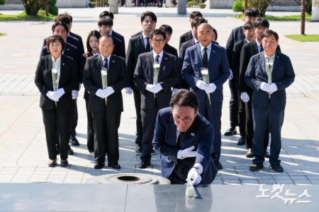 헌화하는 김민석 전 총리