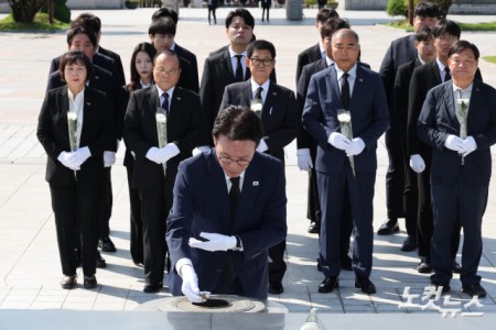 분향하는 김민석 전 총리