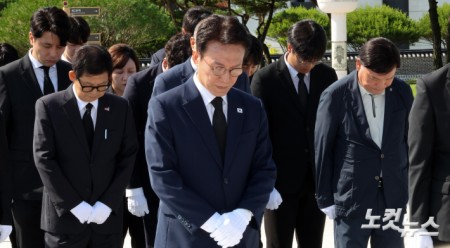 묵념하는 김민석 전 총리