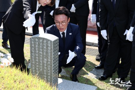 윤상원 열사 묘역 참배하는 김민석 전 국무총리