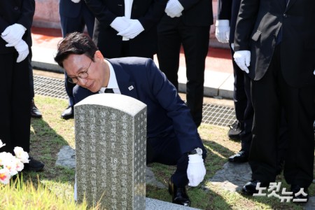 윤상원 열사 묘역 참배하는 김민석 전 총리